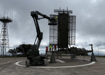 El Ejército del Aire español ha incorporado al sistema de defensa aérea nacional el avanzado radar Lanza-T, potenciando así su capacidad para detectar y responder a amenazas aéreas.