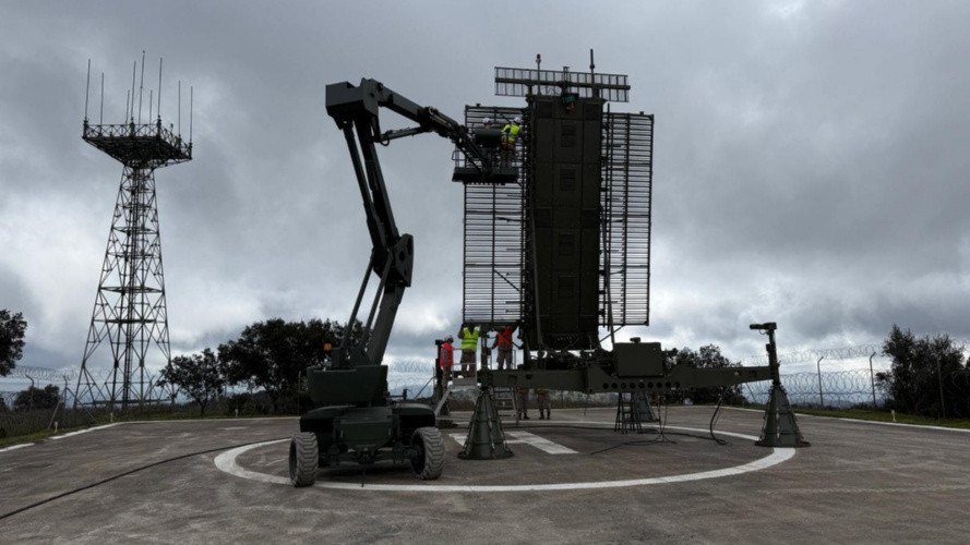 El Ejército del Aire español ha incorporado al sistema de defensa aérea nacional el avanzado radar Lanza-T, potenciando así su capacidad para detectar y responder a amenazas aéreas.