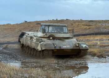 «Chile entrena nuevos conductores de tanques Leopard 1V en Magallanes.»