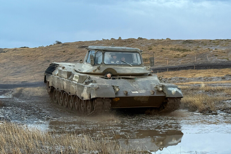 «Chile entrena nuevos conductores de tanques Leopard 1V en Magallanes.»