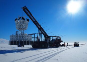 Se detectan extraños pulsos de radio en la Antártida.