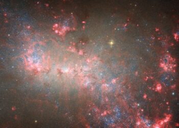 El telescopio espacial Hubble está llevando a cabo un exhaustivo estudio de una galaxia de tamaño reducido pero notablemente potente.