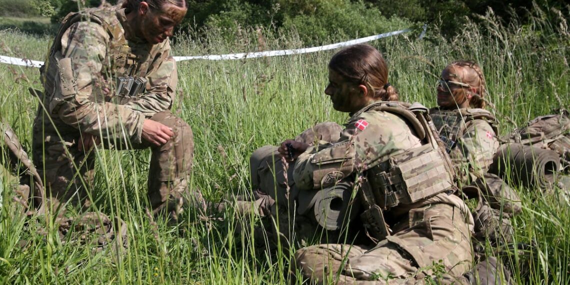 «Dinamarca incorpora a mujeres al servicio militar obligatorio.»