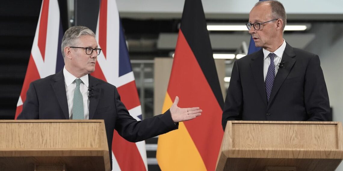 Alemania y Reino Unido se unen en alianza defensiva ante la incertidumbre de Trump y Putin.