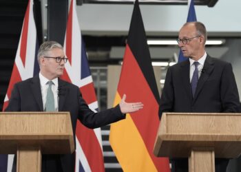 Alemania y Reino Unido se unen en alianza defensiva ante la incertidumbre de Trump y Putin.