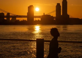 «La red eléctrica enfrenta prueba de resistencia en verano cálido.»