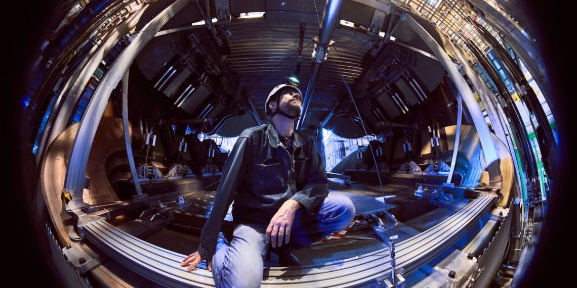 «Acelerador de partículas detecta desequilibrio entre materia y antimateria.»