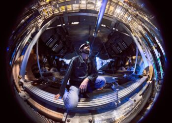 «Acelerador de partículas detecta desequilibrio entre materia y antimateria.»