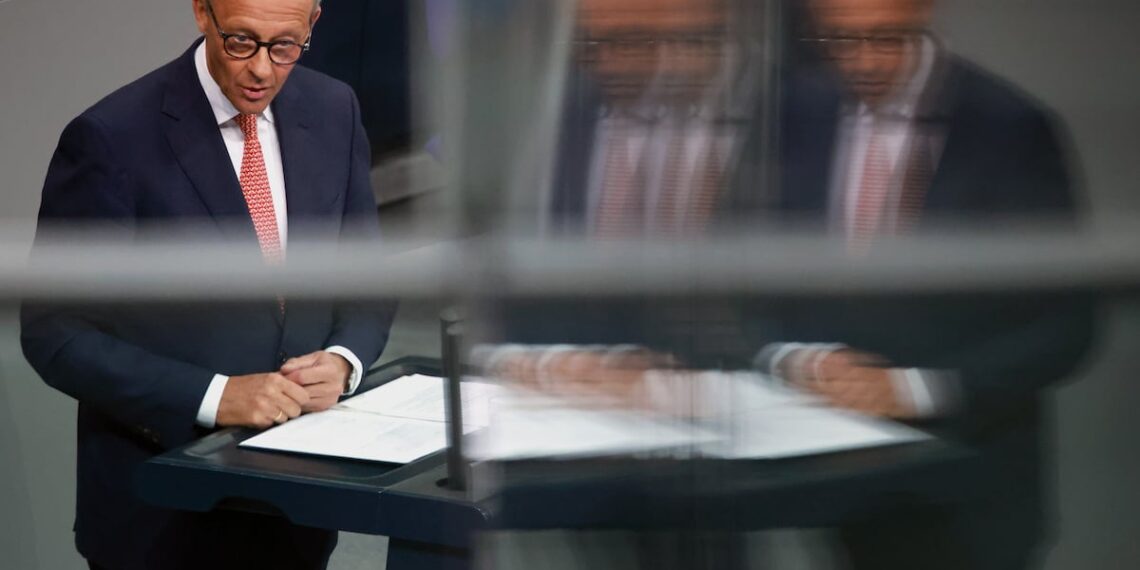 Merz apoya aumento del gasto en defensa y deuda en su primer examen parlamentario.