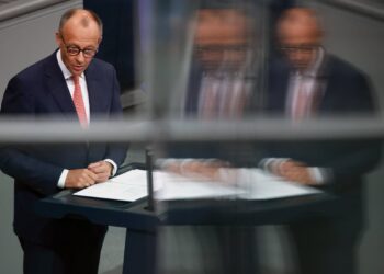 Merz apoya aumento del gasto en defensa y deuda en su primer examen parlamentario.