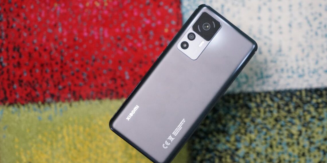 «Falla en HyperOS 2.0 inhabilita algunos móviles, Xiaomi detiene actualización.»